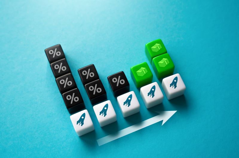 Cubos com símbolos de % e desenho de foguete e dinheiro, representando retabilidade