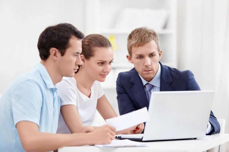 Investidor conversando com profissional de investimentos