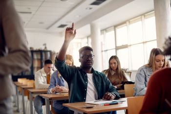 Homem levantando braço em palestra para perguntar o que é VGBL?