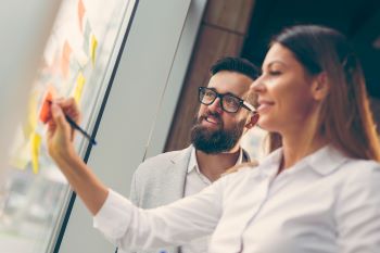 Casal planejando para investir em fundos imobiliários
