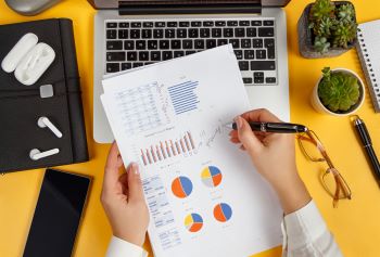 Mulher analisando relatórios de fundos imobiliários