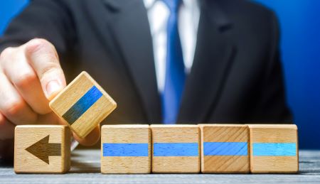 Homem incluindo um cubo dando continuidade a um padrão