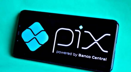 Celular com logo do pix
