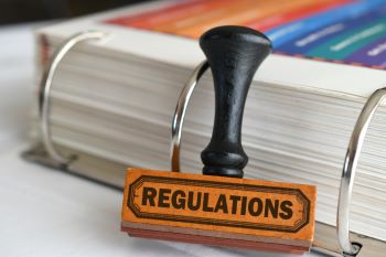 Carimbo com a palavra regulations (regulamentos), representando os regulamentos dos fundos imobiliários