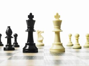 Peças sobre um tabuleiro de xadrez, representando estratégias de investimento
