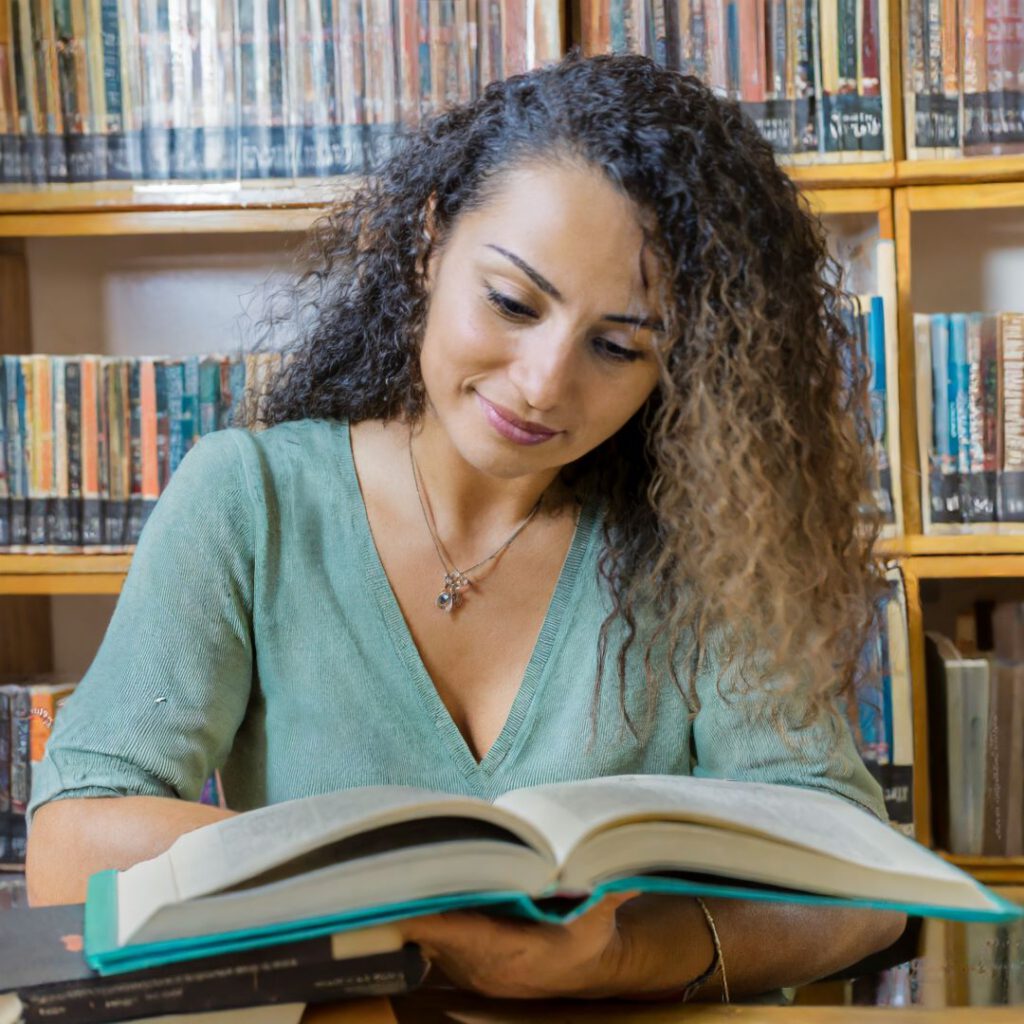 Mulher lendo regulações sobre previdência complementar