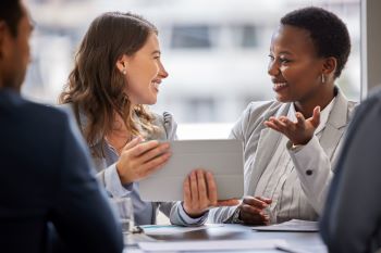 Jovens discutindo o regime compensável na previdência complementar