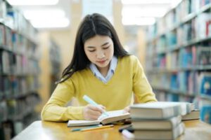mulher oriental estudando o que é convexidade