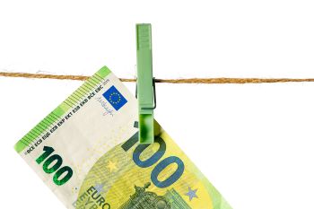cédula de euro pendurada em um varal