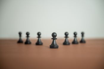 Linha de peões de Xadrez, representando a primeira linha de defesa