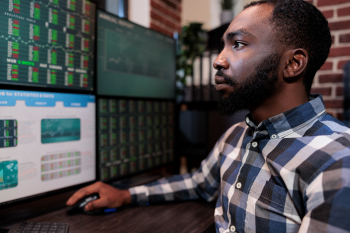 investidor analisando swing trade