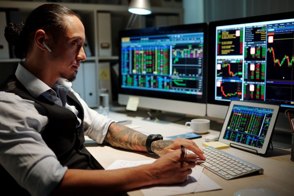 Investidor com telas de negociação para day trade e swing trade