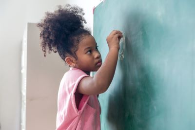 criança estudando educação financeira