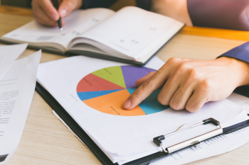 investidor avaliando investimentos para escolher o mais seguro