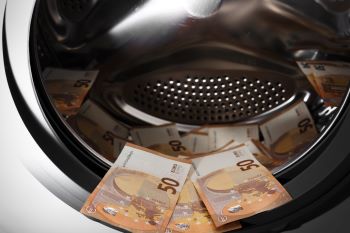 cédula de euro em uma máquina de lavar