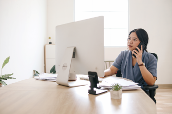 assessora realizando cobertura de base por meio do telefone