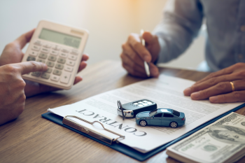 duas pessoas finalizando um contrato de financiamento