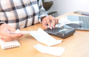 profissional calculando os vários custos